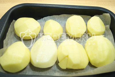 Сделать вдоль и поперек надрезы на каждой картофелины. Выложить в форму.