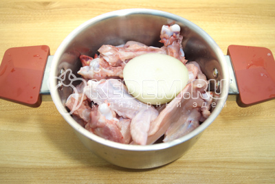 Части курицы промыть и сложить в кастрюлю, добавить луковицу. Варить 1-1,5 часа.