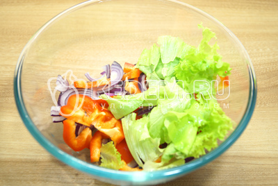 Для гарнира приготовить овощной салат, нарезать помидоры, лук и салат. Заправить маслом.