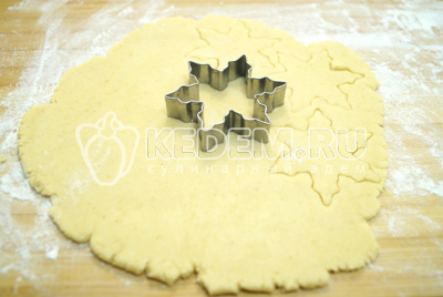 Затем раскатайте тесто в пласт небольшой толщины и вырежьте формочкой печенки.