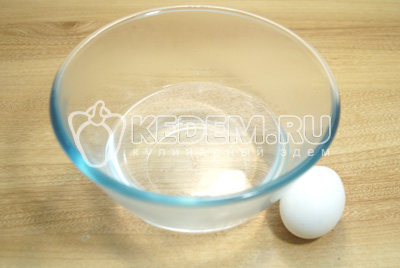 В миску с горячей водой разбить яйцо, добавить масло.
