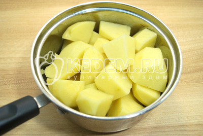 Картофель очистить и нарезать на кусочки, сложить в кастрюлю и залить холодной водой.
