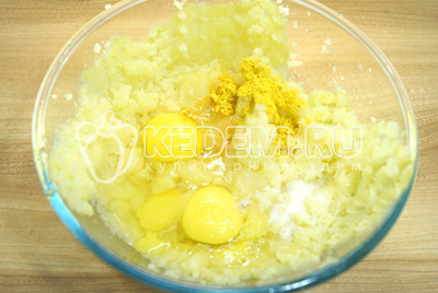Переложить картофель в миску. Размять вилкой или толкушкой. Добавить яйца, соль и куркуму.