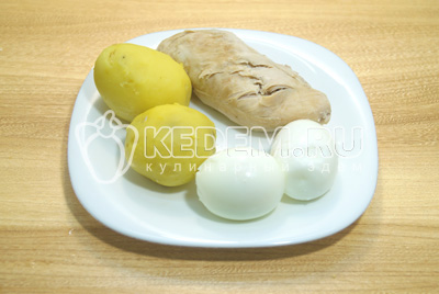 Куриное филе, яйца и картофель отварить до готовности, остудить и очистить.