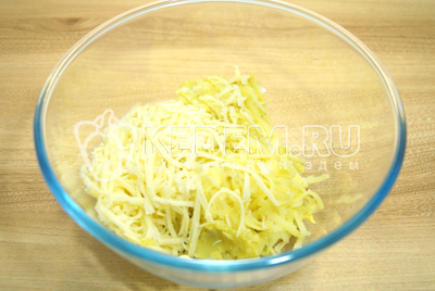 В миску натереть на терке очищенный картофель и сыр.