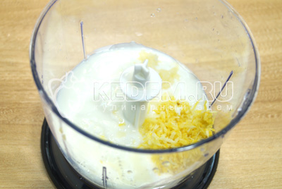 В чашу блендера выложить йогурт. Добавить измельченный чеснок, цедру и сок лимона.