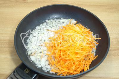 Остальной лук и тертую морковь обжарить на сковороде с растительным маслом, 1-2 минуты.