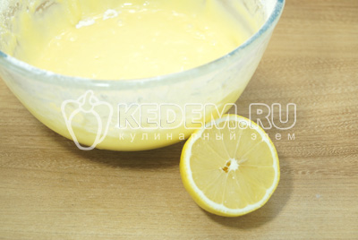 Добавить лимонный сок ( 1 чайную ложку). Хорошо перемешать тесто.