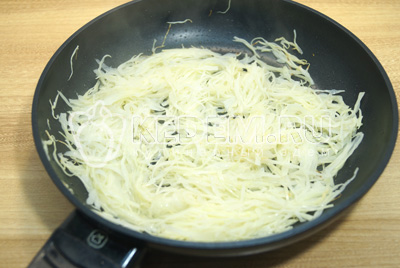 Обжарить капусту 1-2 минуты на сковороде с растительным маслом.