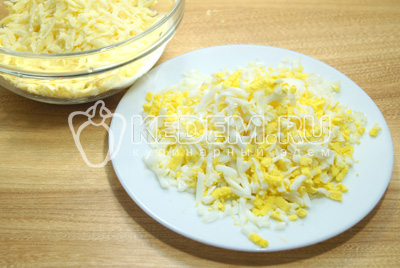 Сыр и яйца натереть на терке.