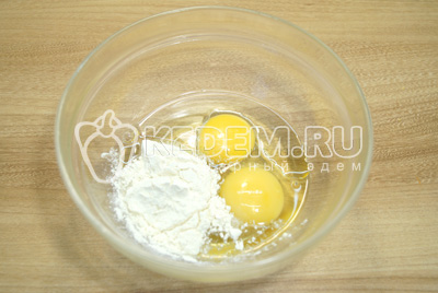 В миске смешать яйца, масло и муку.