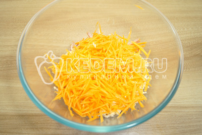Добавить тертую сырую морковь и прессованный чеснок.