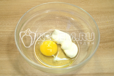 Яйцо разбить в миску, добавить 1 ст. ложку майонеза.