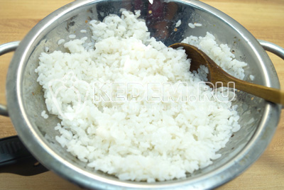На гарнир отварит рис до готовности, откинуть на сито, посолить и заправить сливочным маслом.