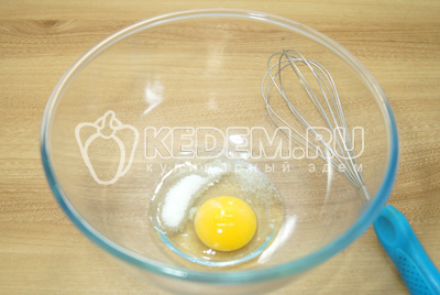 Яйцо разбить в миску и добавить соль.