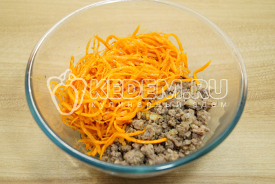 Готовый фарш и морковь по-корейски выложить в миску.