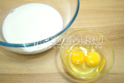 Молоко перелить в большую миску и добавить яйца.
