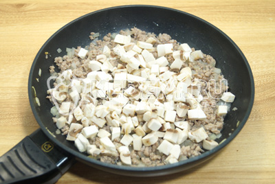 Добавить грибы с фарш и готовить еще 3-4 минуты.