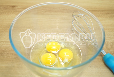Яйца взбить в миске венчиком.