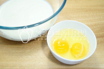 В миске смешать молоко и яйца.