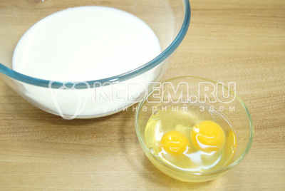 Молоко перелить в миску. Добавить 2 яйца.