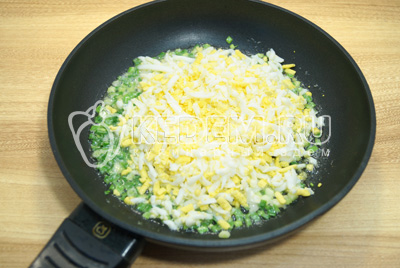 Добавить тертые отварные яйца, посолить и поперчить по вкусу. Перемешать начинку.