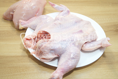 Срезать грудку внутри тушки и высвободить филе на грудных костях.