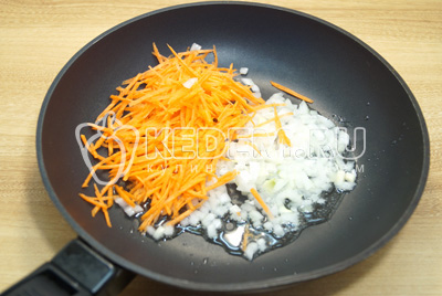 На сковороде с растительным маслом обжарить мелко нашинкованный лук и тертую морковь.