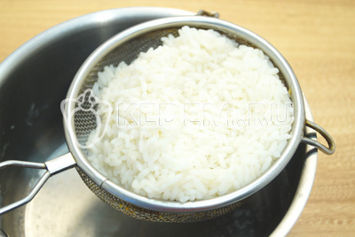 Рис отварить до готовности и хорошо промыть, откинуть на сито.