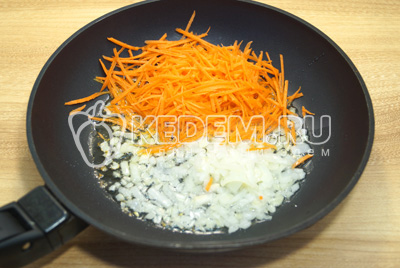 На сковороде с растительным маслом обжарить мелко нашинкованный лук и тертую морковь, готовить 2-3 минуты на медленном огне.