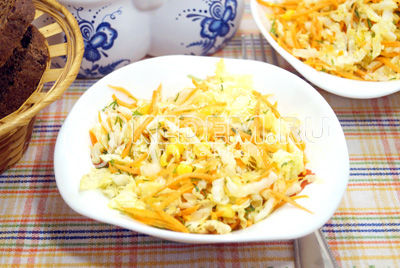 Салат с пекинской капустой и кукурузой готов