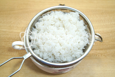 Рис отварить до готовности. Хорошо промыть и откинуть на сито. Салат с рисом и рыбными консервами
