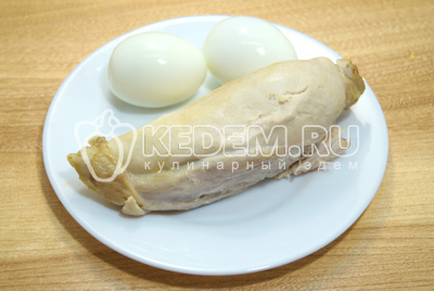 Куриное филе и яйца отварить до готовности и остудить, яйца очистить.
