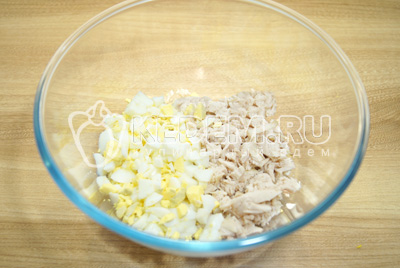 В миску нарезать кубиками курицу и яйца.