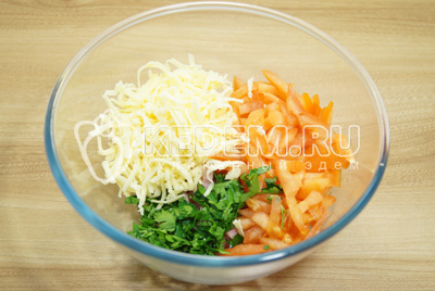 Добавить соломкой нарезанный помидор и мелко нашинкованную петрушку и тертый сыр.