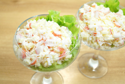Перемешать салат и выложить в красивые бокалы с листиком салата.