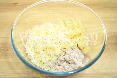 Добавить кубиками нарезанные ананасы и тертый сыр.