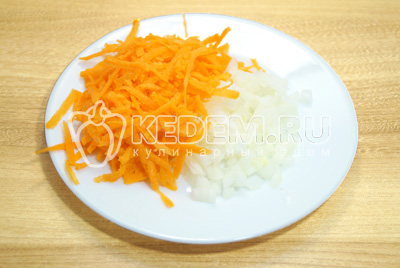 Морковь и лук очистить, лук мелко нашинковать, морковь на тереть на терке.