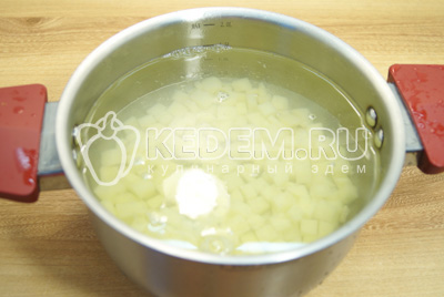 Сложить картофель в кастрюлю и залить водой. Поставить варить до готовности.