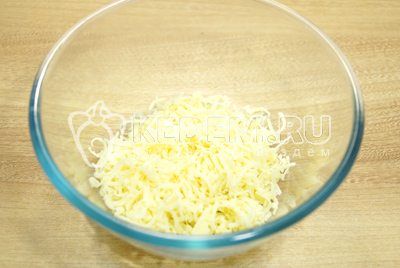 Сыр натереть на мелкой терке в миску.