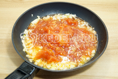 Добавить раз мятые помидоры в сковороду, тушить на медленном огне 2-3 минуты.
