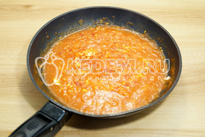 Добавить паприку. Посолить по вкусу (так как помидоры маринованные, добавить сахар и соль по вкусу).