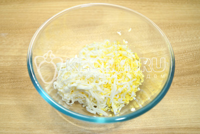 В миску натереть на мелкой терке яйца и сыр.
