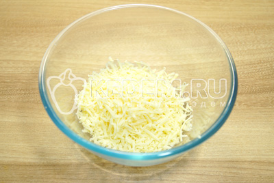 Сыр натереть на терке в миску. Сырный соус с чесноком.