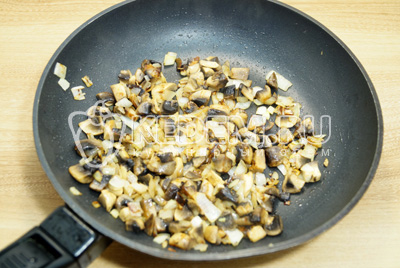 Мелко нашинковать грибы и лук, обжарить на сковороде с растительным маслом.