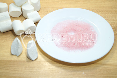 Зефирки разрезать на половинки и обмакнуть в розовый сахар.