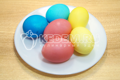 Окрасить яйца и хорошо просушить.