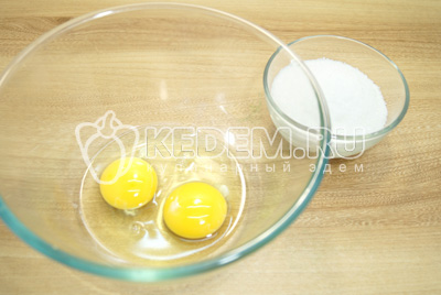 Два яйца взбить в миске с сахаром.
