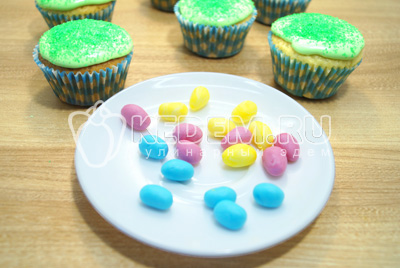 Из разноцветной мастики сделать маленькие яички (можно использовать разноцветные конфеты или изюм в глазури).