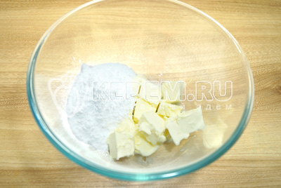 В миске размять сливочное масло с половиной сахарной пудры.